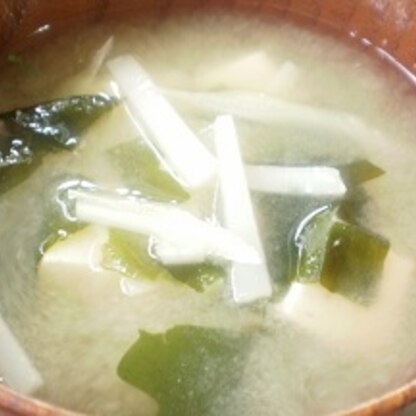 豆腐を加えて大根は皮を利用なので細く切っての味噌汁です。
寒い時期に温かな味噌汁は心癒されますね。